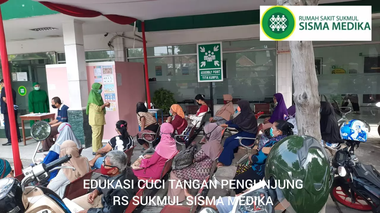 Kegiatan Edukasi Cuci Tangan Kepada Pengunjung 2 Rumah Sakit Sukmul